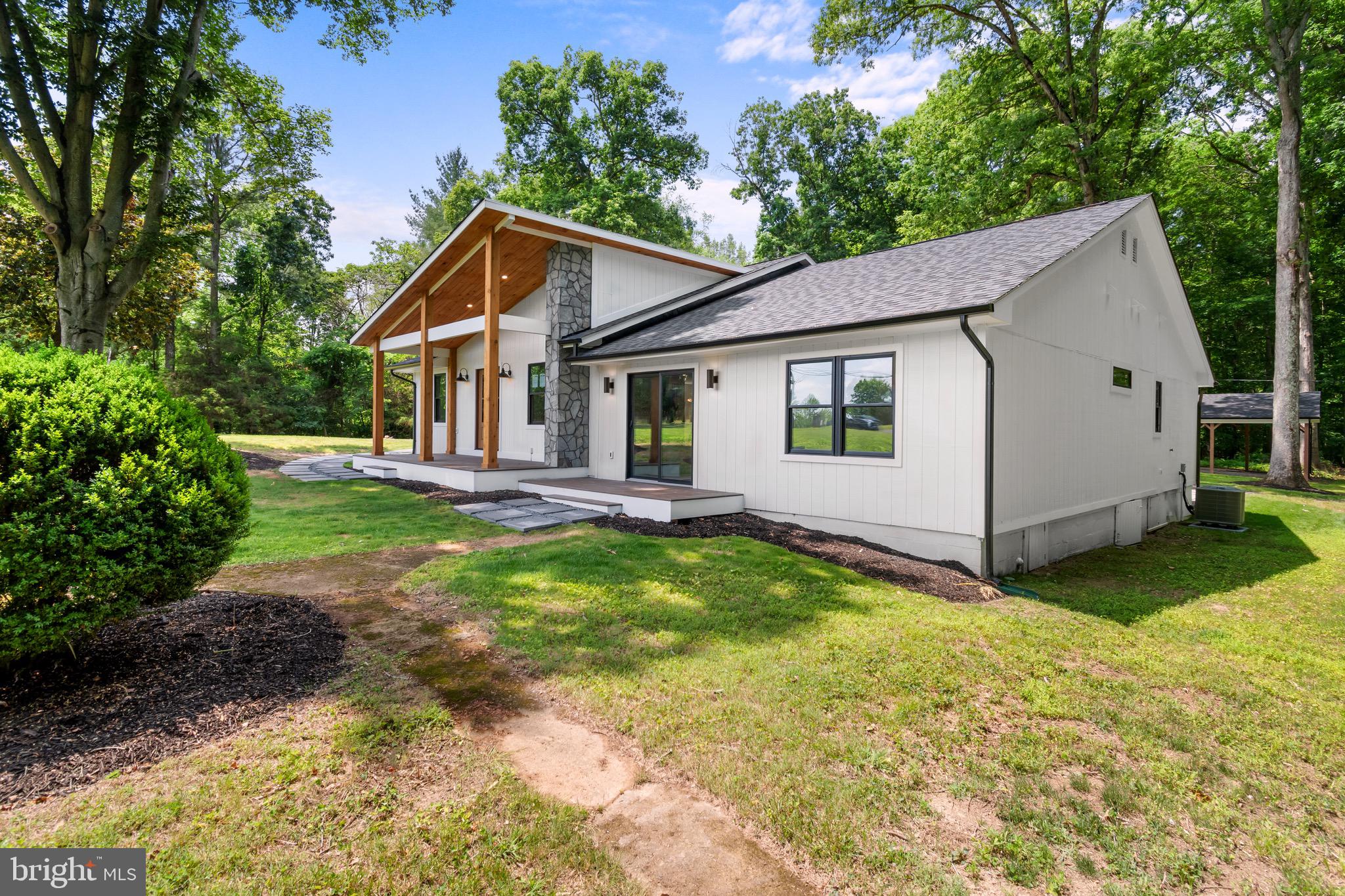 12365 Henderson Road Clifton, VA 20124 - Photo 3 of 21