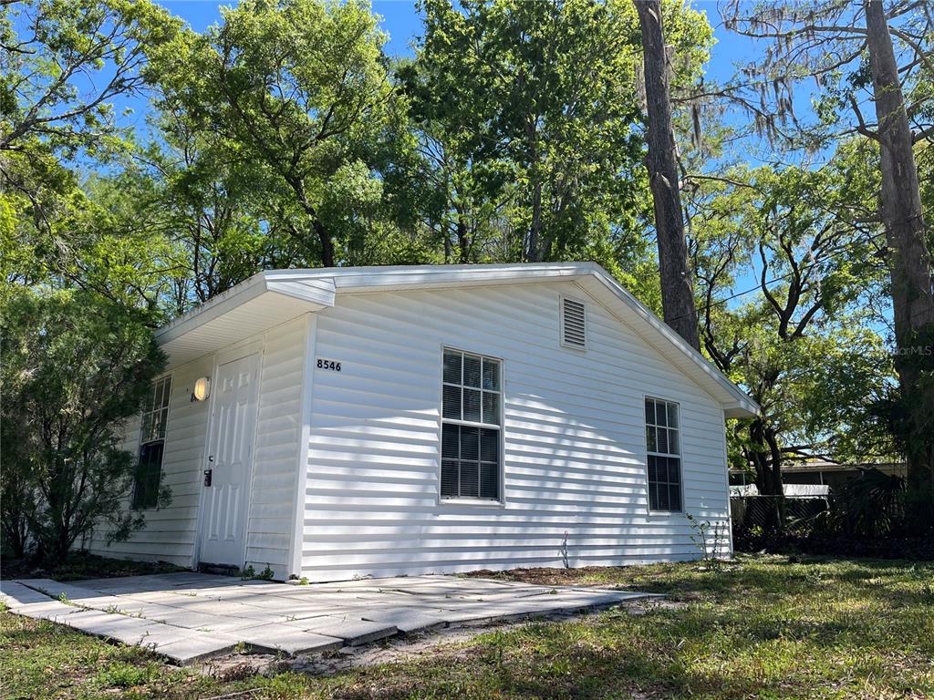 8546 Cameo Drive New Port Richey, FL 34654 - Photo 2 of 20 a backyard of a house