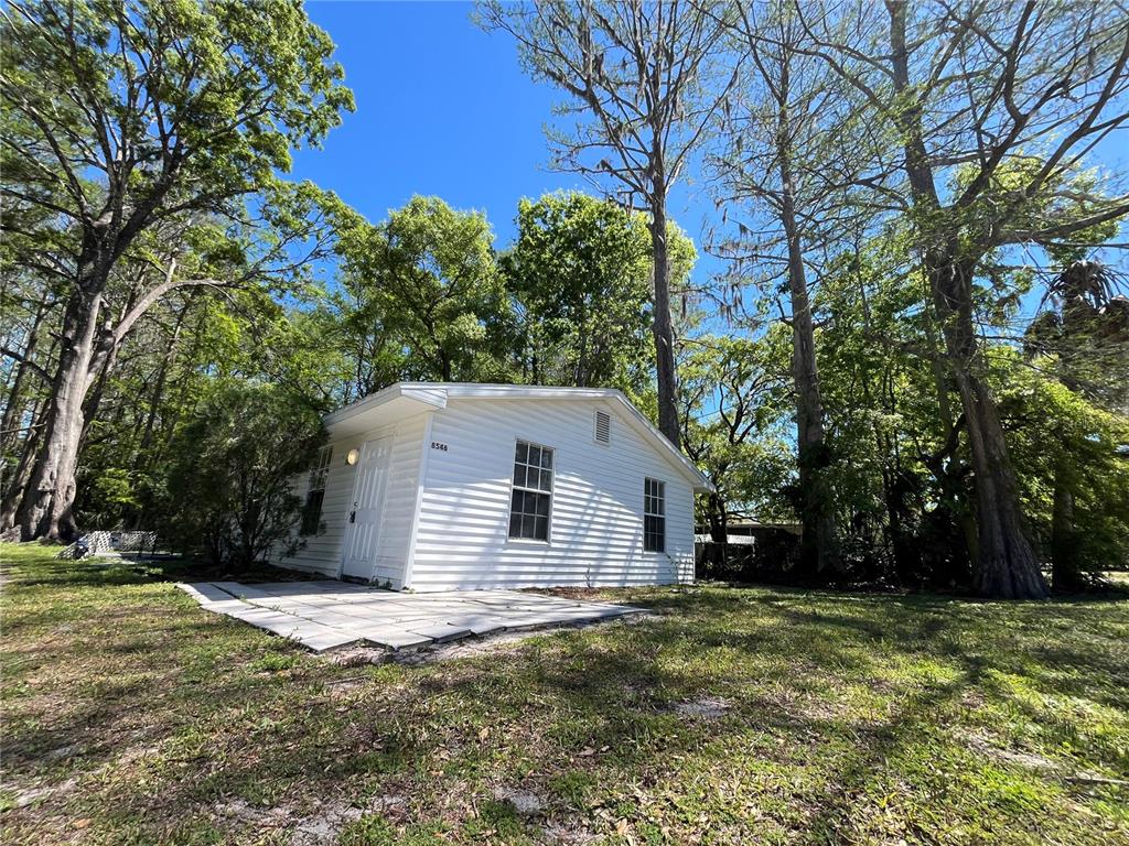 8546 Cameo Drive New Port Richey, FL 34654 - Photo 5 of 20 a front view of a house with a garden