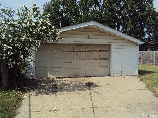 4493 East 10 Mile Road Warren, MI 48091 - Photo 5 of 25 261-657508 - Garage.JPG