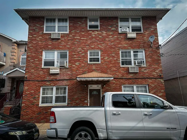 $2,300 | 325-327 John Street, Unit 5, Elizabeth, NJ 07202