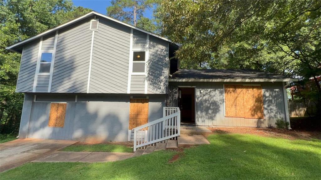 a front view of house with yard