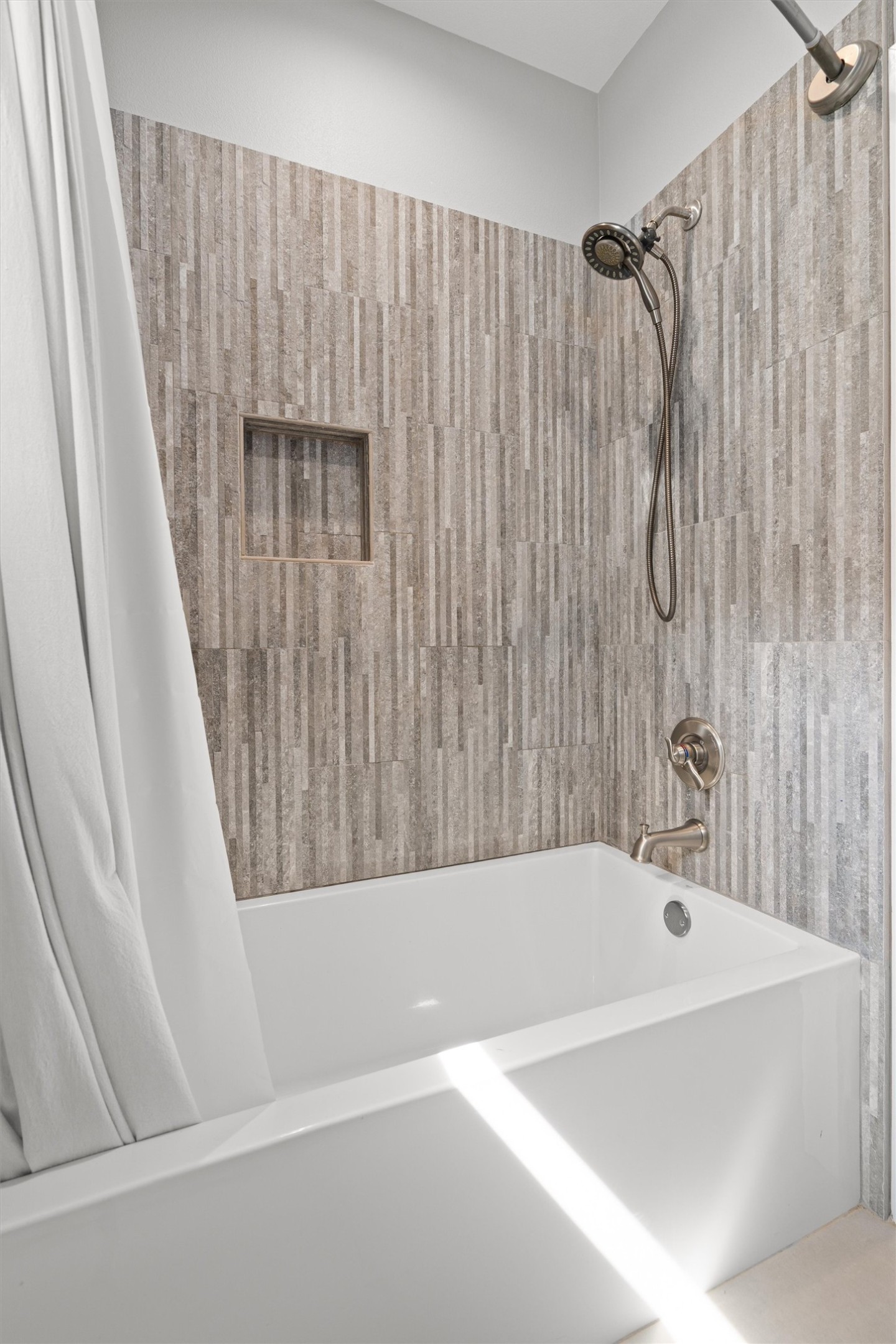 136 Fawn Hollow Elgin, TX 78621 - Photo 26 of 40 Bathtub with vertical tile surround and built-in shower niche