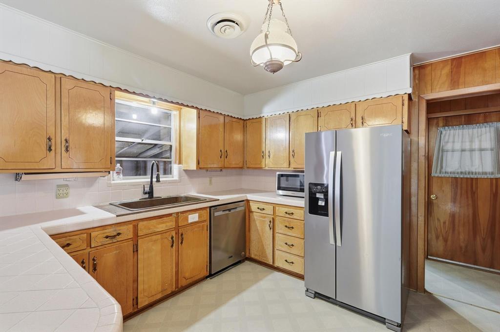 107 North 7th Street Krum, TX 76249 - Photo 12 of 40