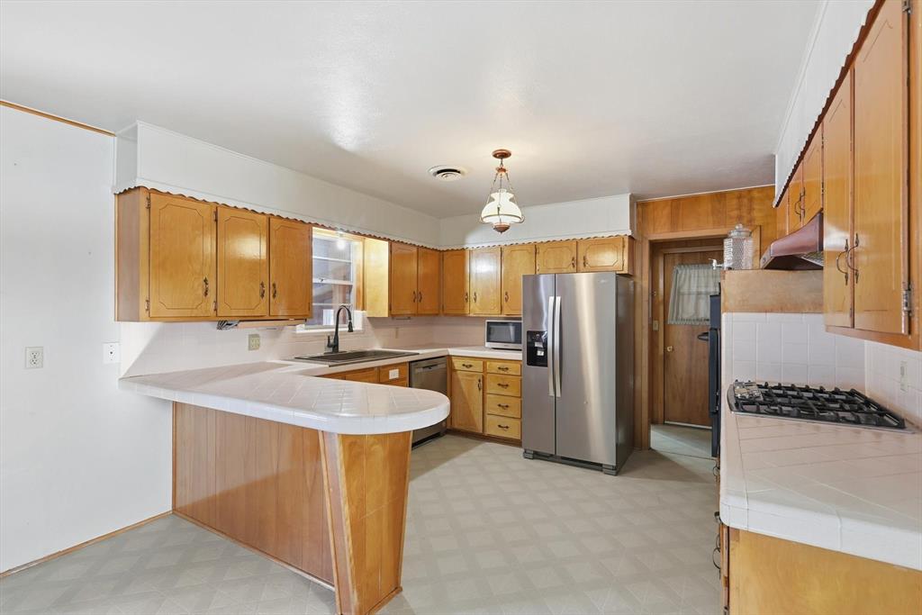 107 North 7th Street Krum, TX 76249 - Photo 4 of 40