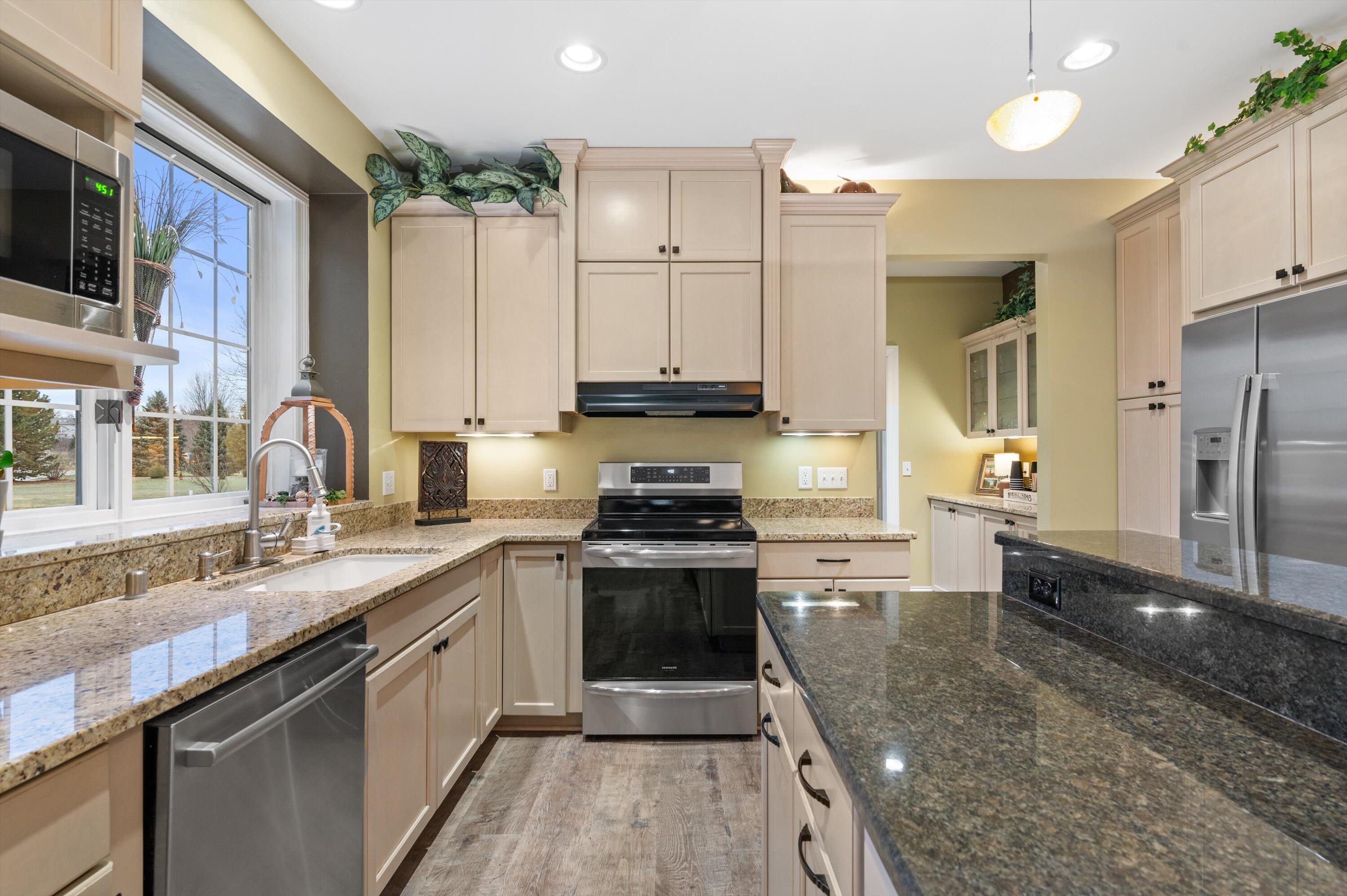 W285N7383 Bark River Road Hartland, WI 53029 - Photo 12 of 66 Kitchen