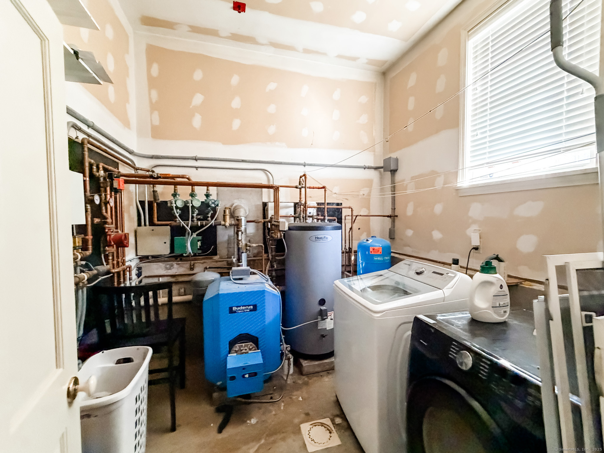 4 Jerusalem Road Windham, CT 06280 - Photo 29 of 37 a utility room with dryer and washer