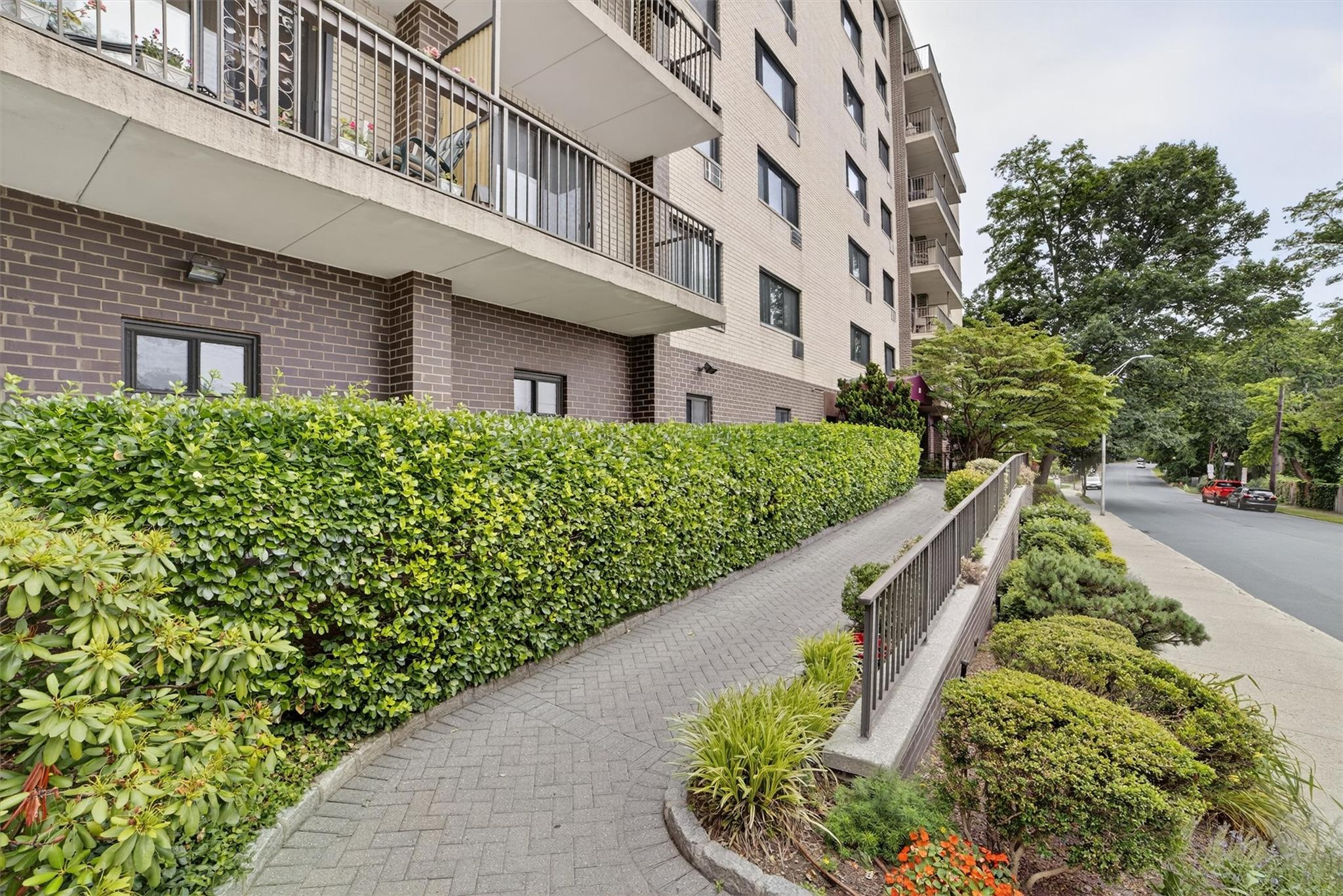 108 Sagamore Road, Unit 5F Tuckahoe, NY 10707 - Photo 4 of 33 View of home's community