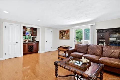 $1,899,000 | 16 Cherrywood Lane, Port Washington, NY 11050