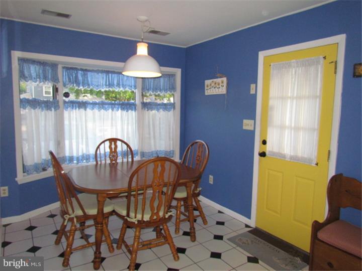 47 Hydrangea Road Levittown, PA 19056 - Photo 2 of 25 Gallery Image 2