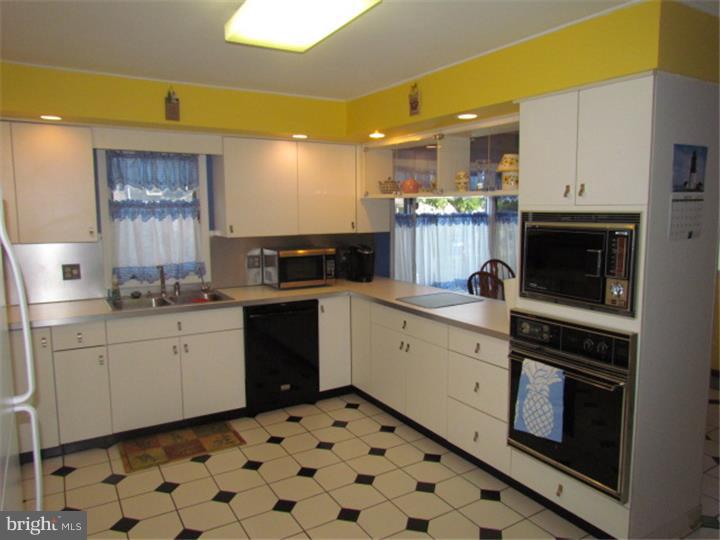 47 Hydrangea Road Levittown, PA 19056 - Photo 3 of 25 Gallery Image 3