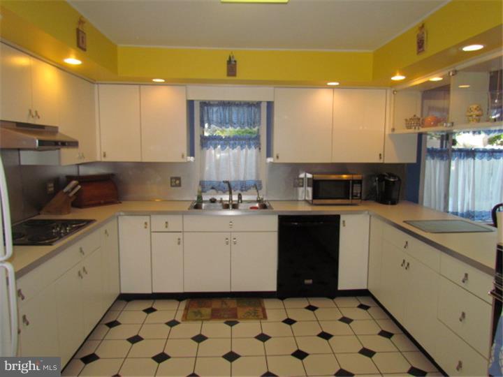 47 Hydrangea Road Levittown, PA 19056 - Photo 4 of 25 Gallery Image 4