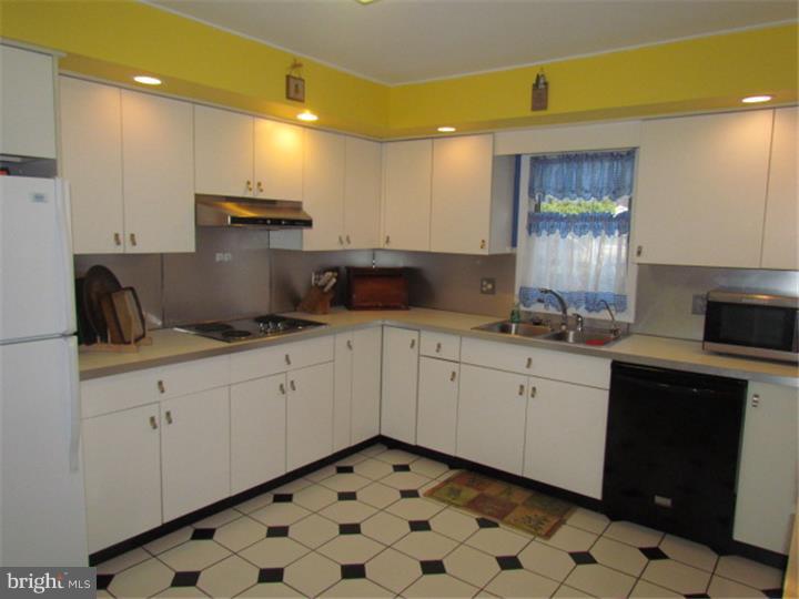 47 Hydrangea Road Levittown, PA 19056 - Photo 5 of 25 Gallery Image 5