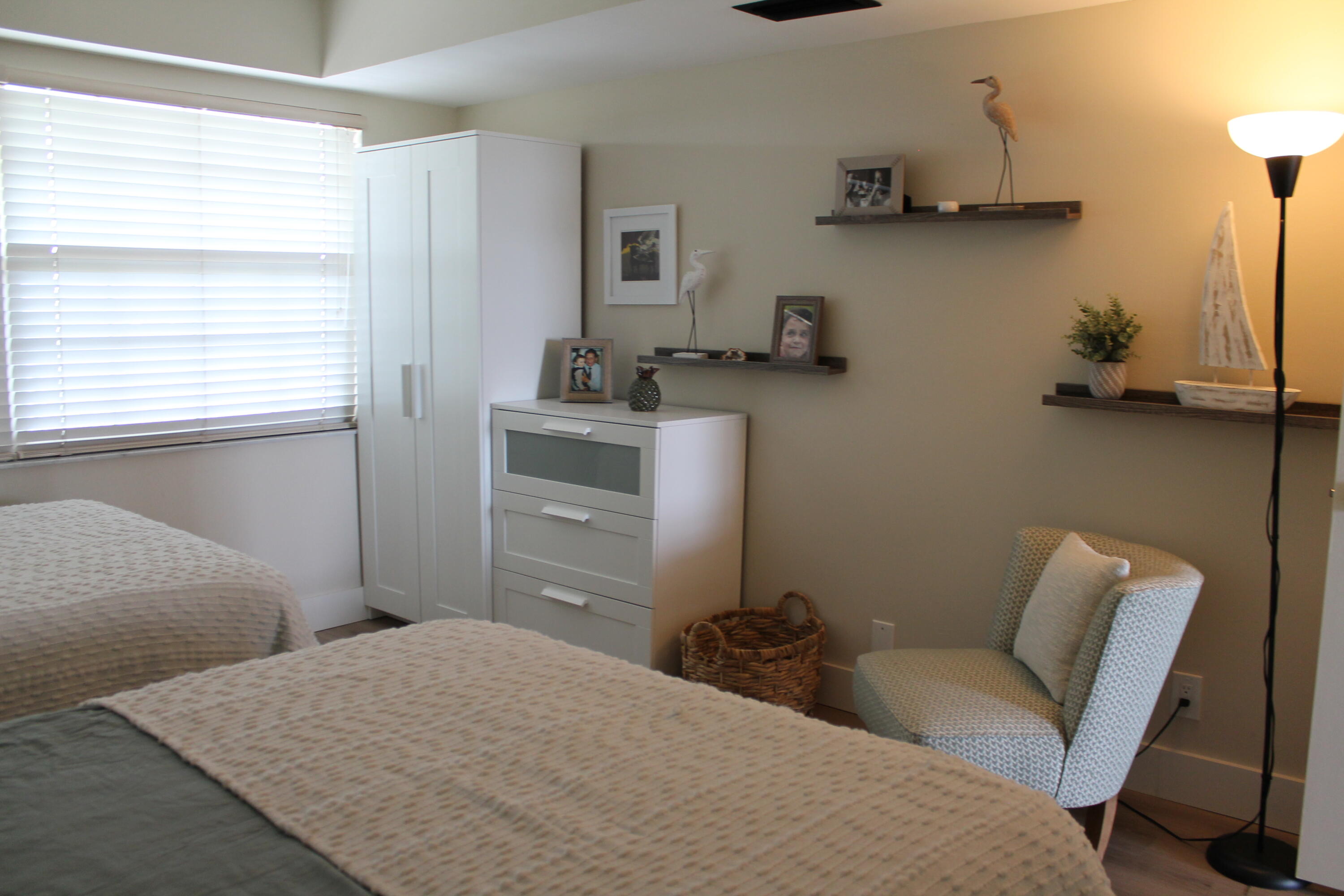 3520 Oaks Way, Unit 607 Pompano Beach, FL 33069 - Photo 28 of 46 a bedroom with a bed and a chair