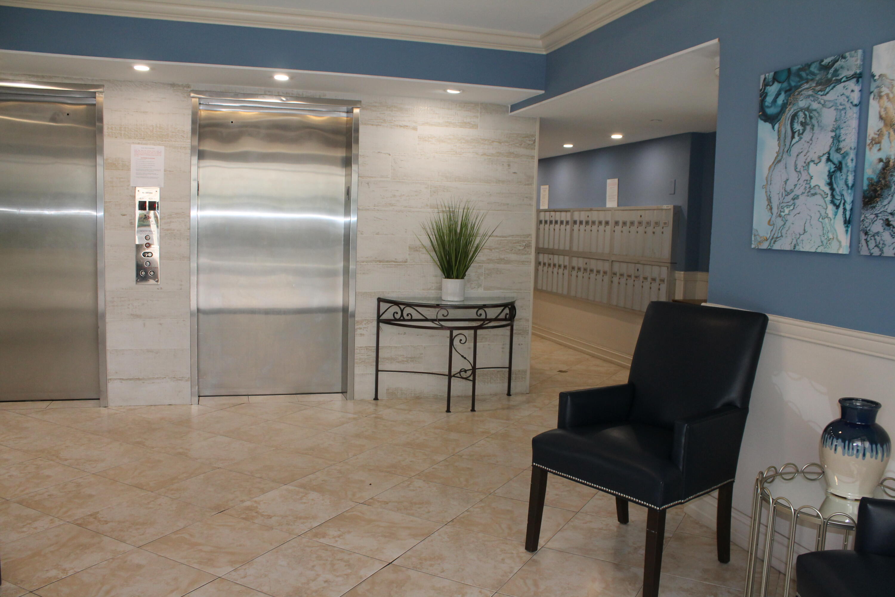 3520 Oaks Way, Unit 607 Pompano Beach, FL 33069 - Photo 35 of 46 a living room with furniture