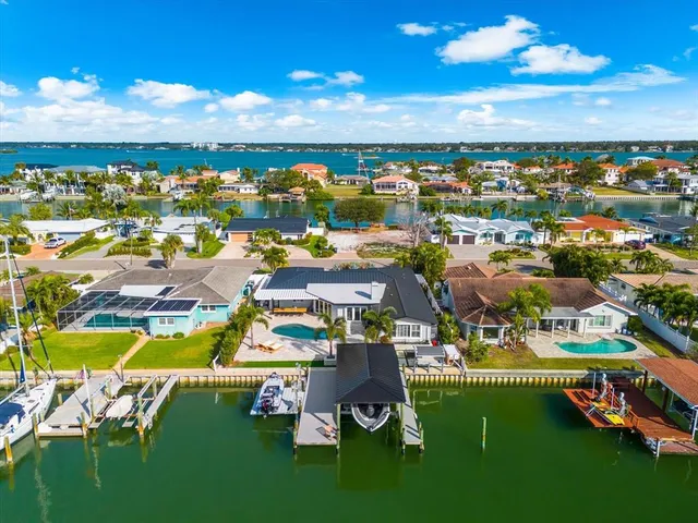 $2,800,000 | 330 Leeward Island, Clearwater Beach, FL 33767