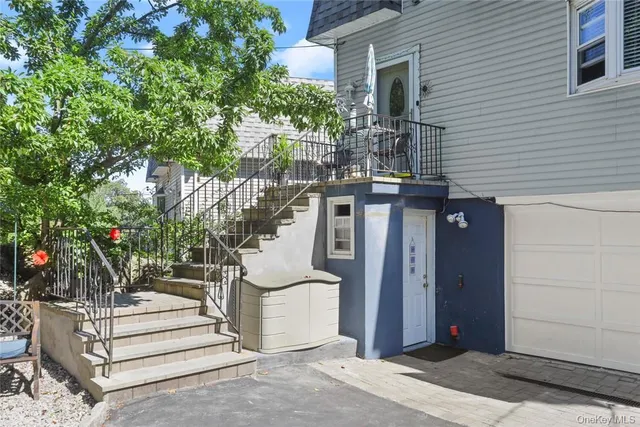 a view of entryway front of house