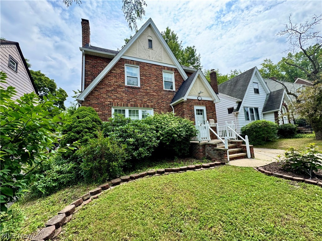 1163 Oxford Road Cleveland Heights, OH 44121 - Photo 2 of 28