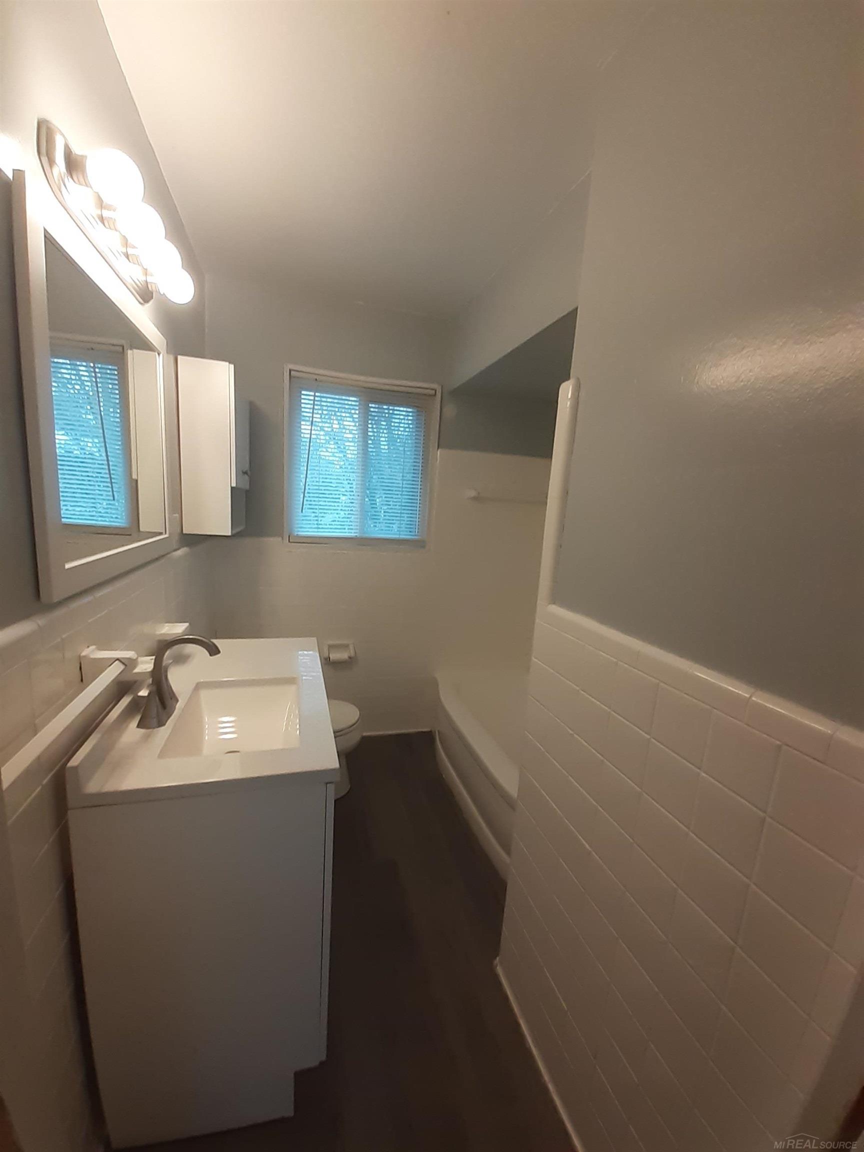 2099 East Maple Road, Unit 11 Birmingham, MI 48009 - Photo 12 of 20