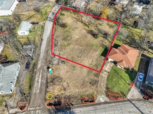 a view of a yard with a house