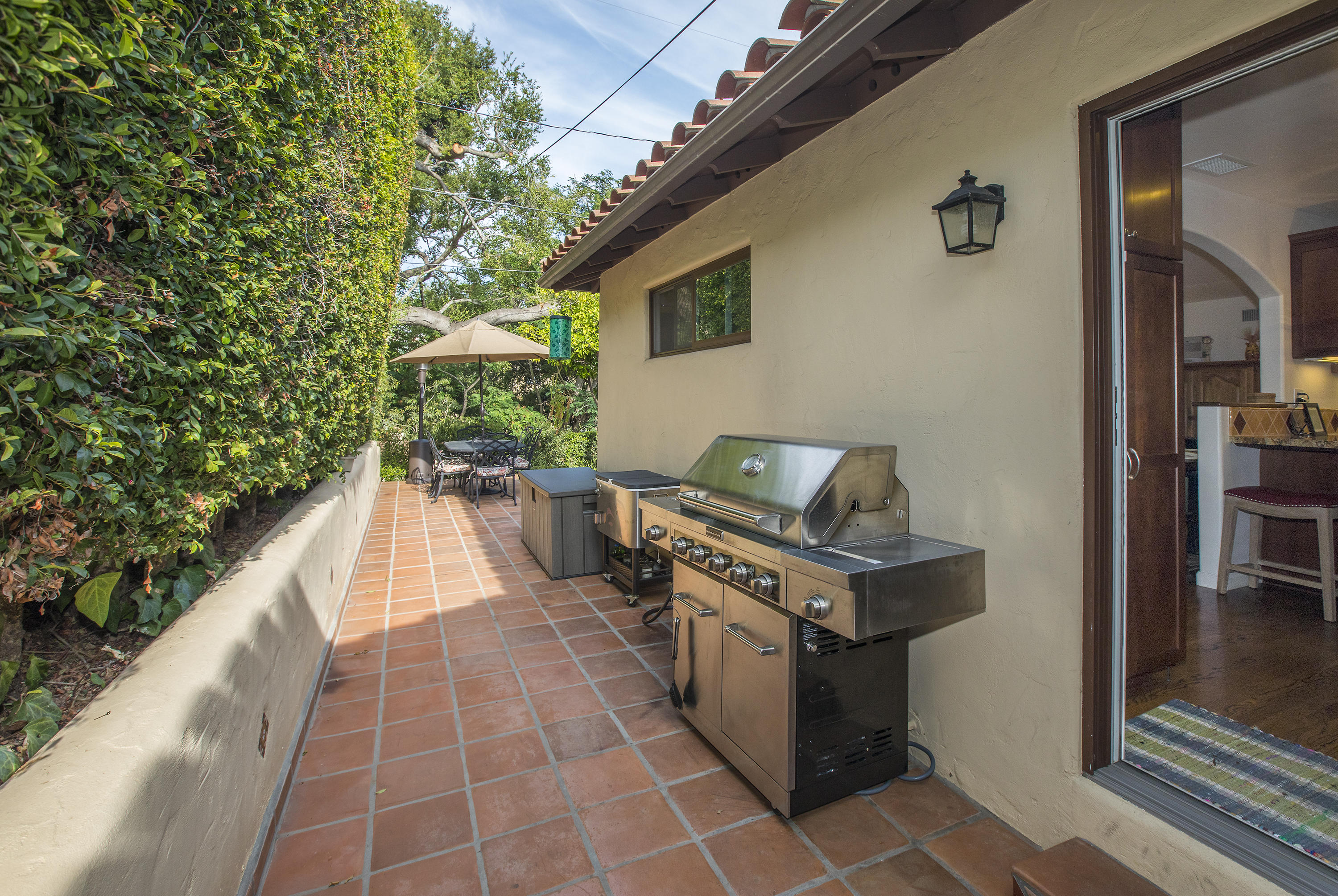 724 Grove Lane Santa Barbara, CA 93105 - Photo 6 of 15 Side Yard / Off Kitchen