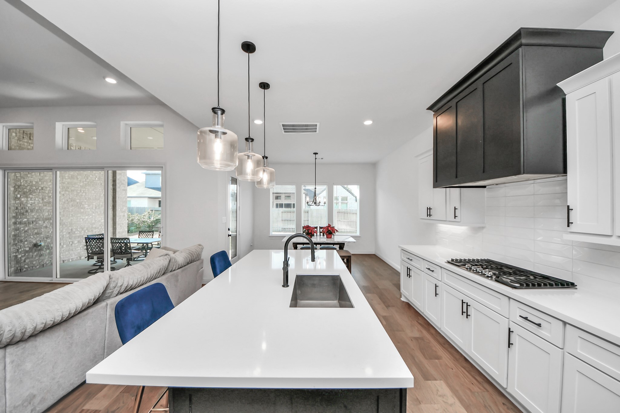 11914 Parsifal Creek Road Humble, TX 77346 - Photo 27 of 37 Kitchen, center island, gas cooktop, pedestal lights