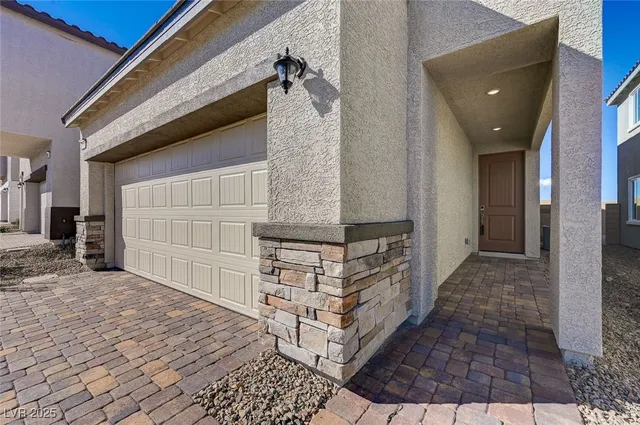 $2,905 | 8484 West Agate Avenue, Las Vegas, NV 89113