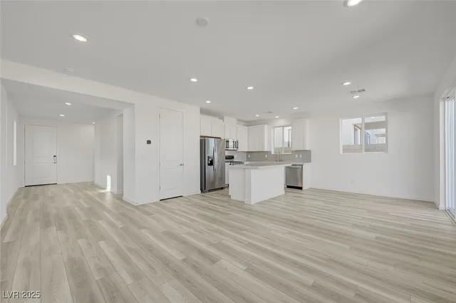 $2,905 | 8484 West Agate Avenue, Las Vegas, NV 89113