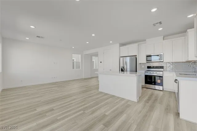 $2,905 | 8484 West Agate Avenue, Las Vegas, NV 89113