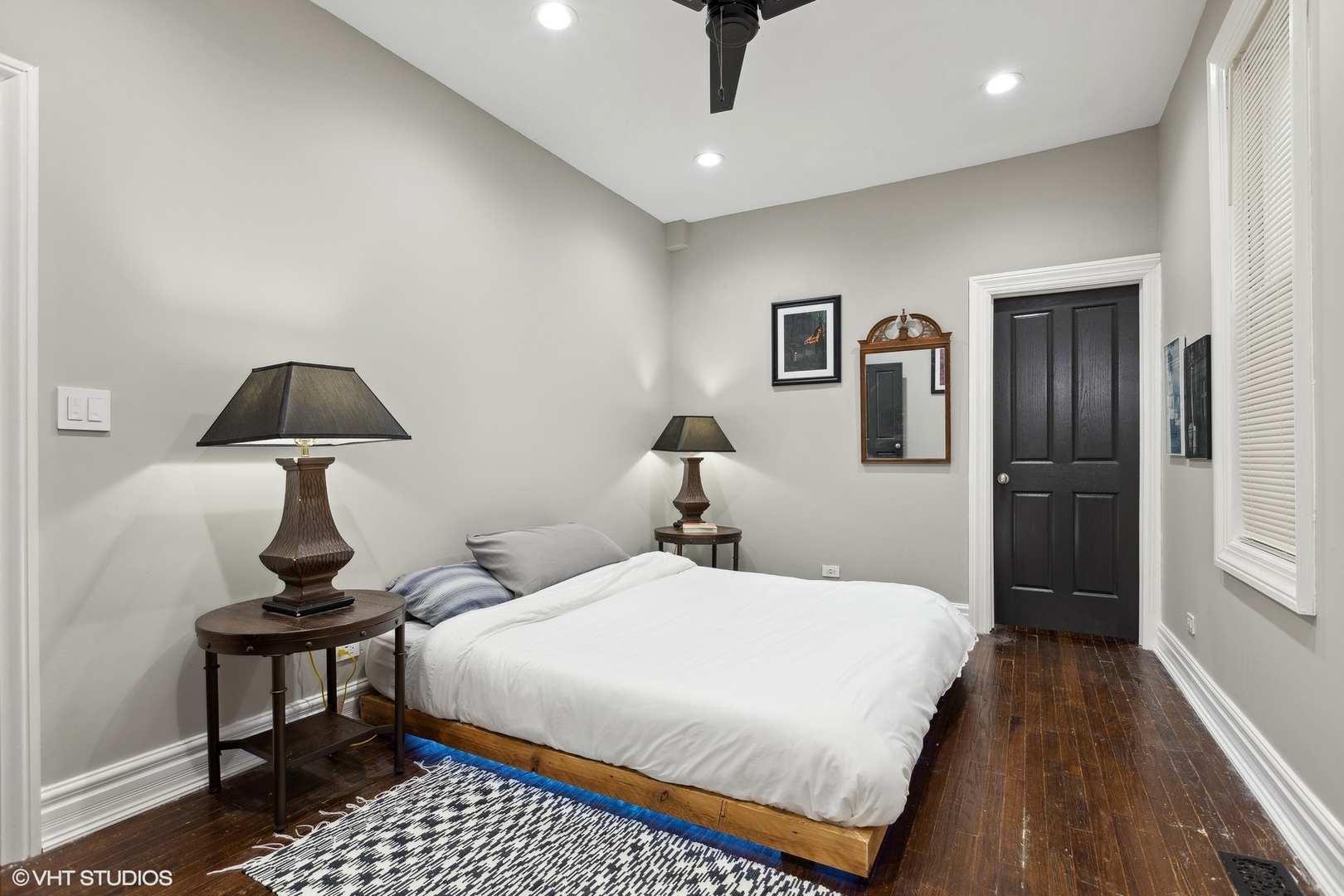 456 West 44th Street, Unit 1 Chicago, IL 60609 - Photo 13 of 19 a bedroom with a bed and a lamp on table