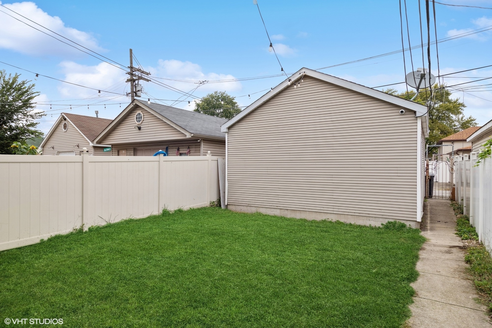 456 West 44th Street, Unit 1 Chicago, IL 60609 - Photo 18 of 19 a front view of a house with garden
