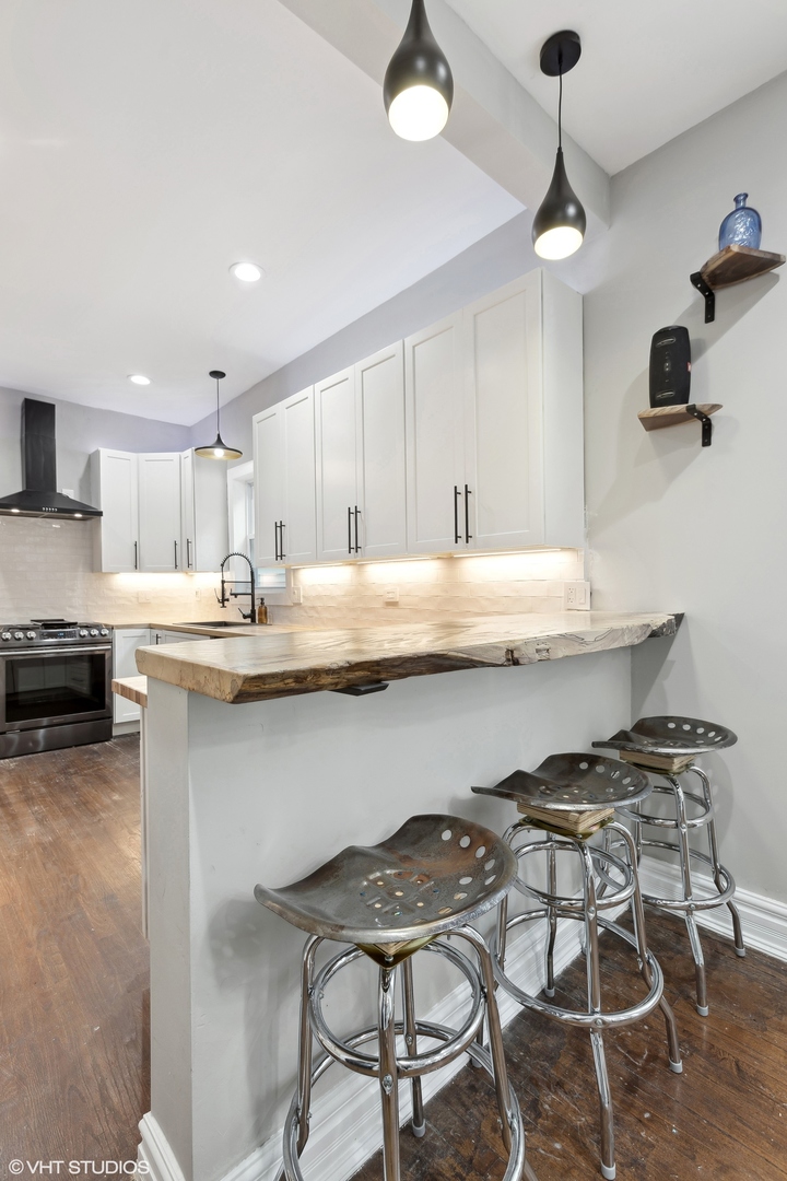 456 West 44th Street, Unit 1 Chicago, IL 60609 - Photo 9 of 19 a kitchen with granite countertop a stove a sink and a refrigerator