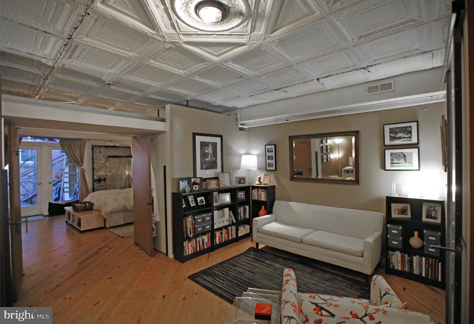 126 Market Street, Unit 3 Philadelphia, PA 19106 - Photo 5 of 12