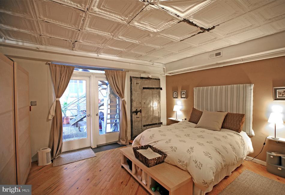 126 Market Street, Unit 3 Philadelphia, PA 19106 - Photo 7 of 12