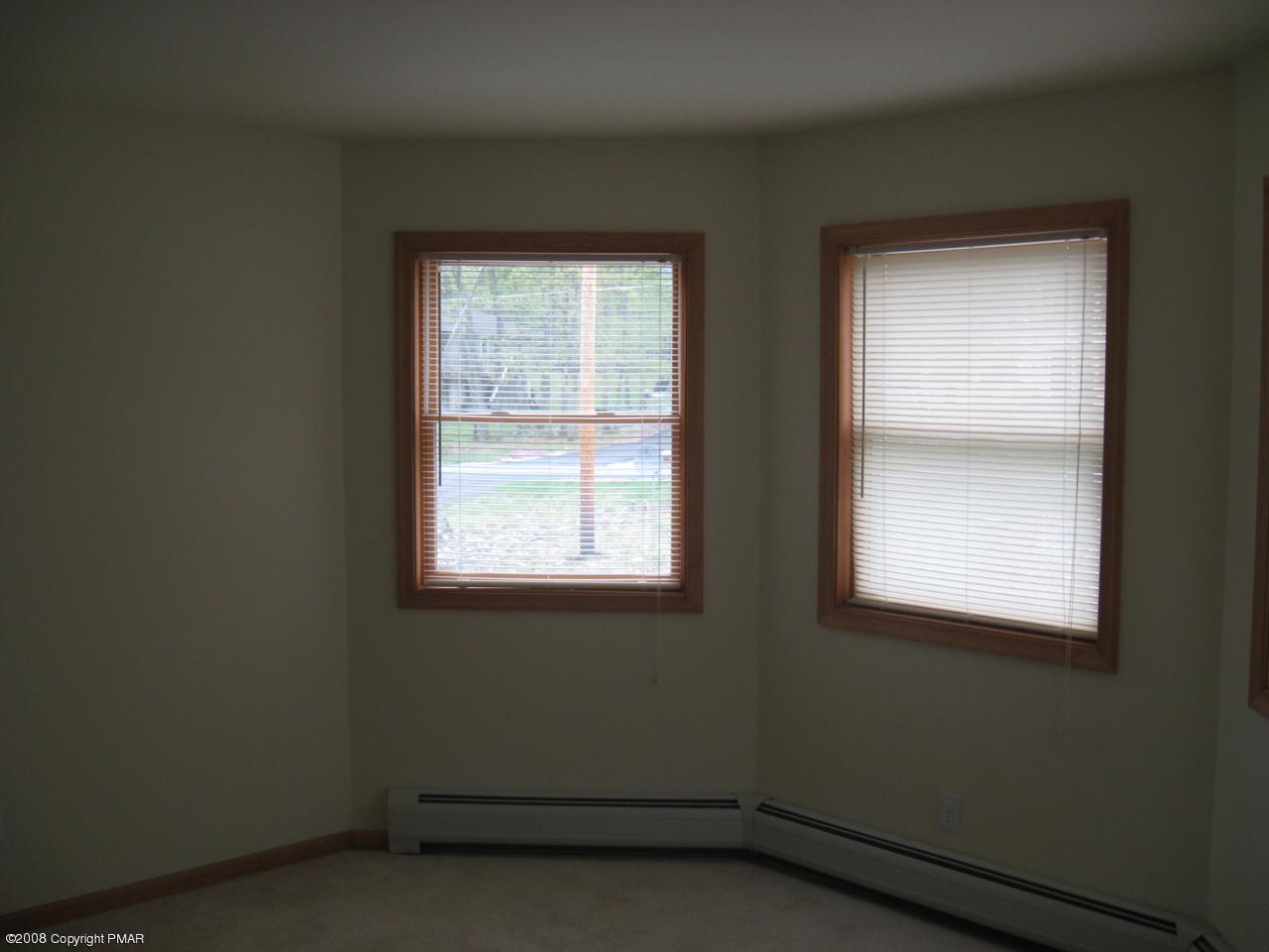 86 Cramer Road Bushkill, PA 18324 - Photo 9 of 12 Sitting Room