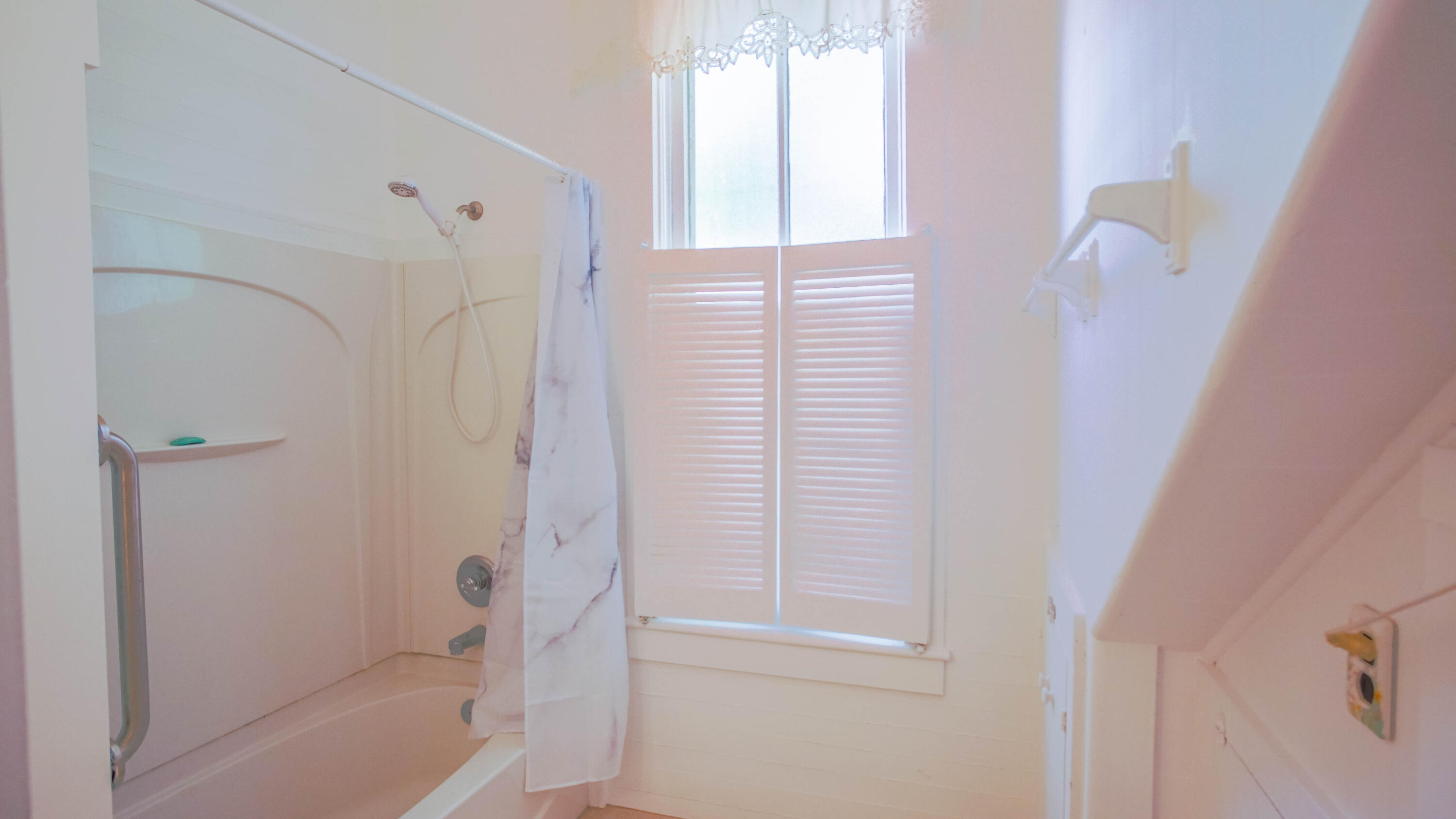 270 South 12th Street DeFuniak Springs, FL 32435 - Photo 32 of 57 a bathroom with a shower