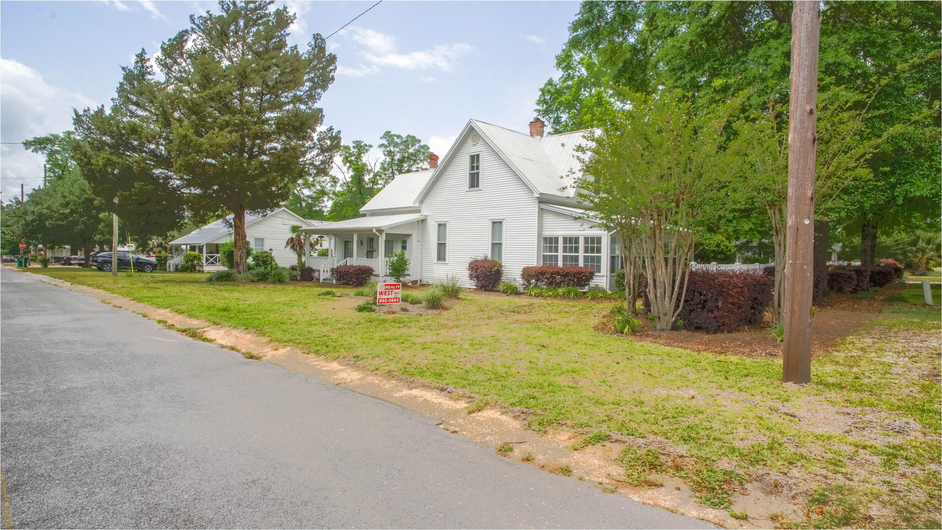 270 South 12th Street DeFuniak Springs, FL 32435 - Photo 5 of 57 a front view of a house with garden