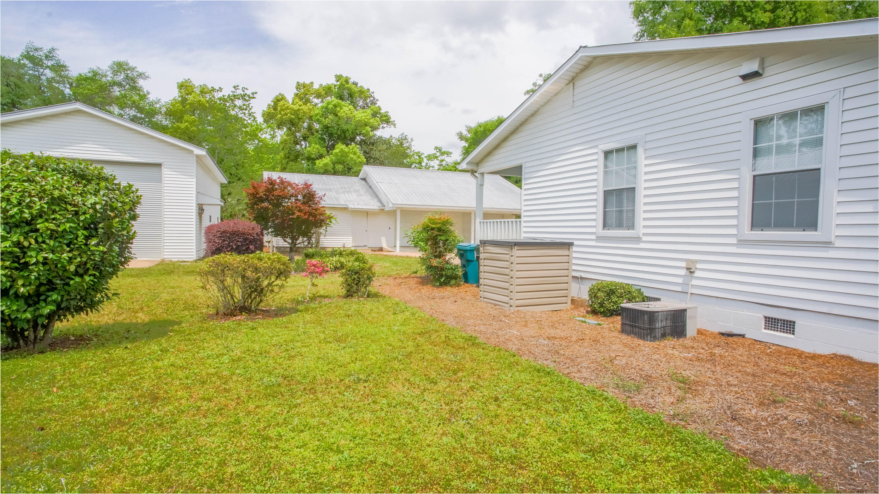 270 South 12th Street DeFuniak Springs, FL 32435 - Photo 7 of 57 a view of a back yard of the house