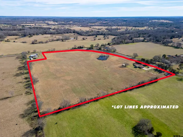 a view of a backyard of the house