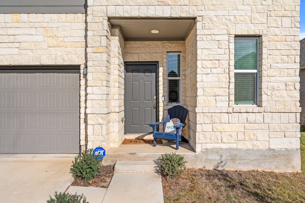 218 Summit Drive Lockhart, TX 78644 - Photo 3 of 38 a living room with a couch and a potted plant