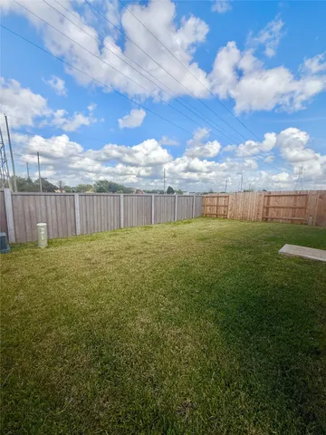 a view of a back yard