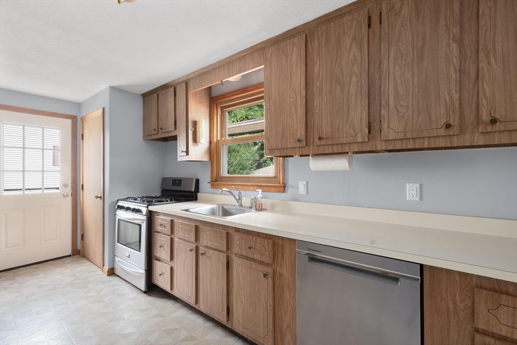 32 Arapahoe Road Bellingham, MA 02019 - Photo 8 of 32