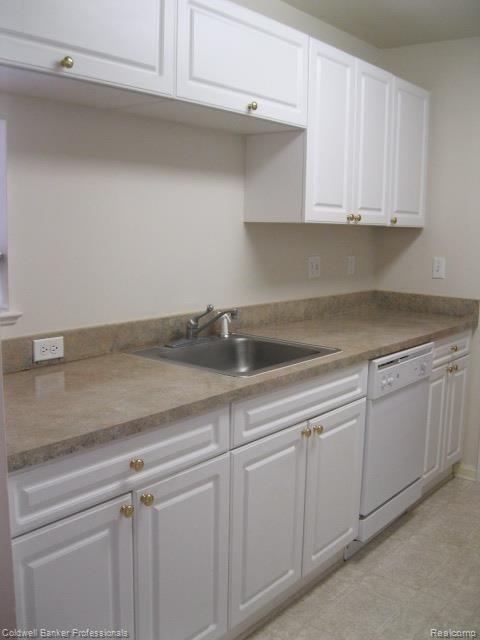 3384 Tremonte Circle, Unit 178 Rochester, MI 48306 - Photo 30 of 37 Kitchen-sink side
