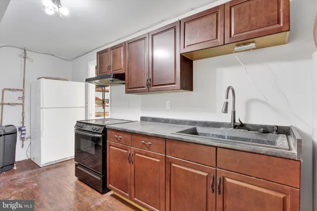 an aerial view of a house with outdoor space lake view