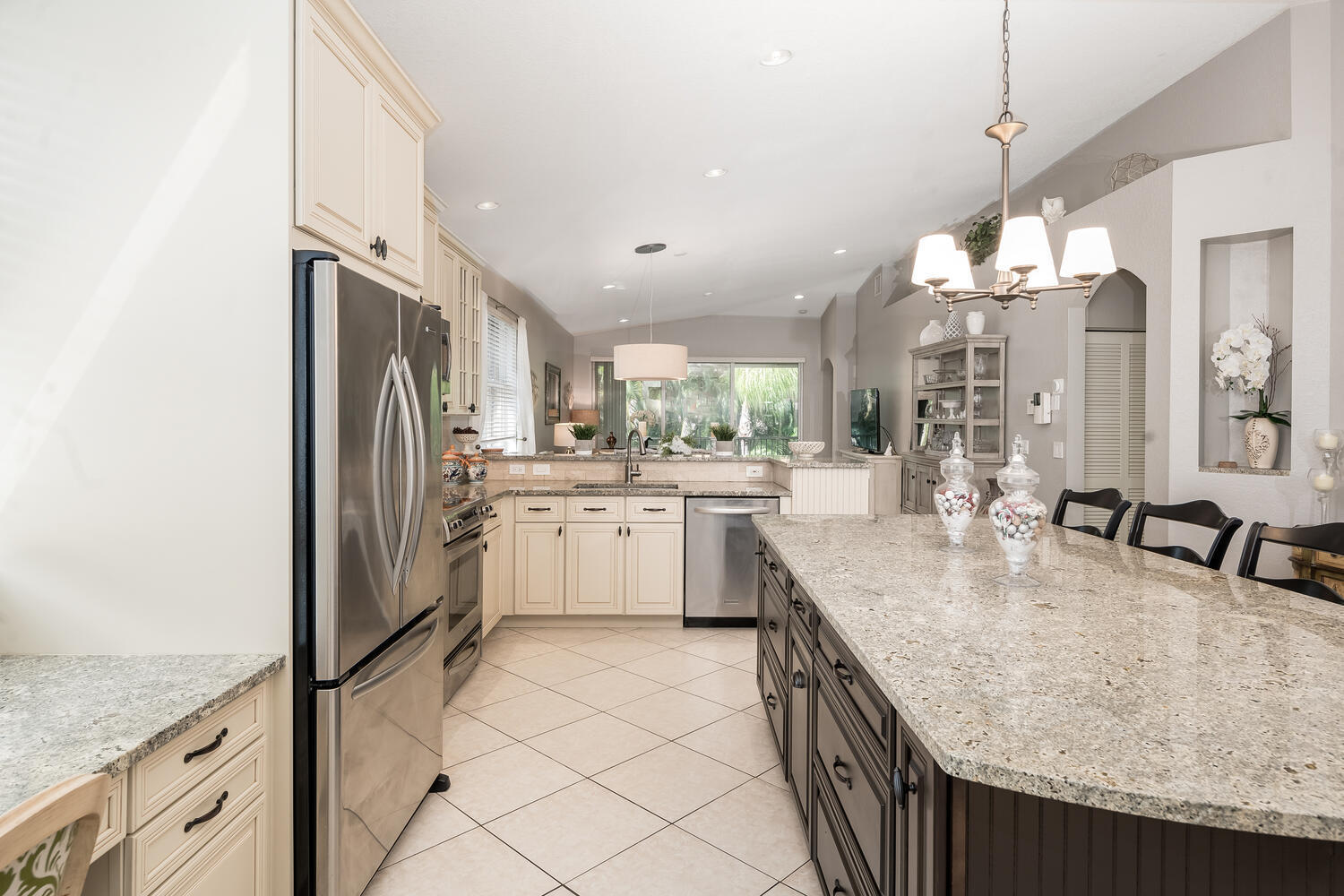16055 Sims Road, Unit 201 Delray Beach, FL 33484 - Photo 9 of 35 Open-Concept Family-Friendly Kitchen