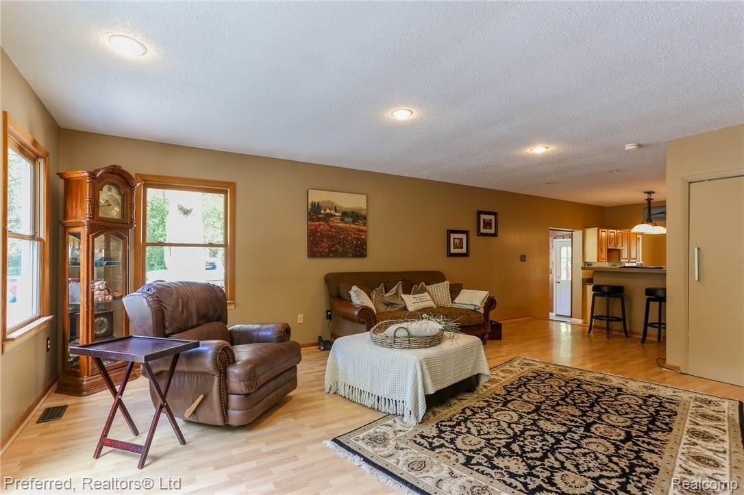 16870 Renton Road Belleville, MI 48111 - Photo 13 of 41 13IMG_2460.jpg
