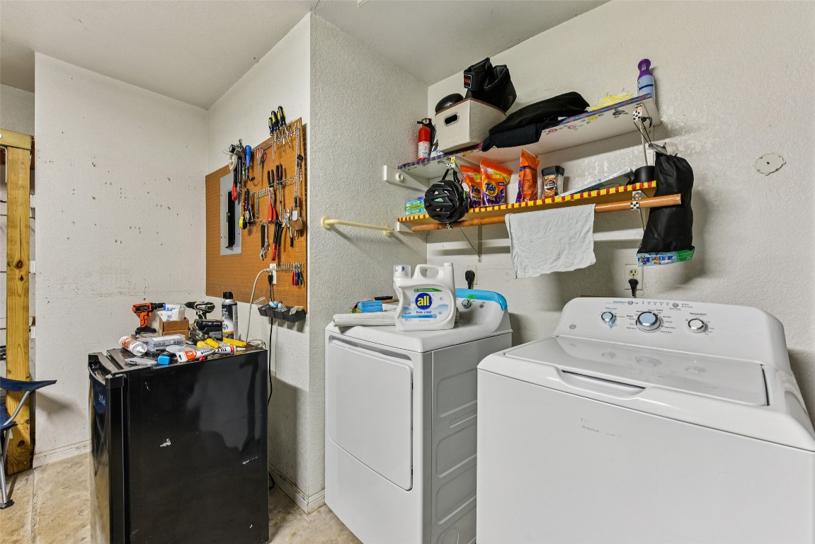 5318 West Ridge Boulevard Temple, TX 76502 - Photo 23 of 27 Laundry room featuring a textured wall and washer and dryer