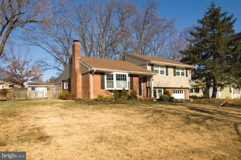 6804 Front Royal Road Springfield, VA 22151 - Photo 2 of 27 a front view of a house with a garden