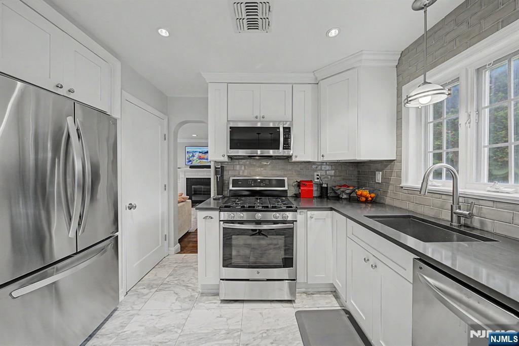 109 Windsor Road Tenafly, NJ 07670 - Photo 16 of 44