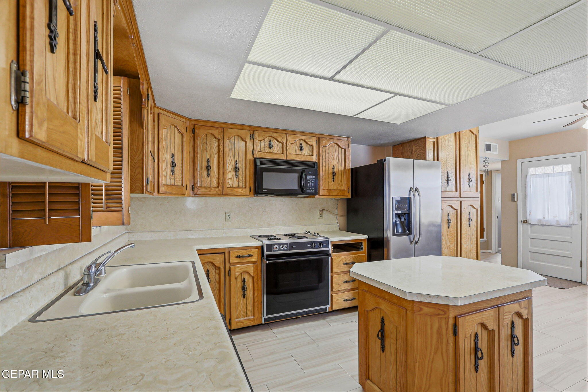 520 Cardon Street El Paso, TX 79903 - Photo 15 of 42 a kitchen with stainless steel appliances granite countertop a granite counter tops and a stove
